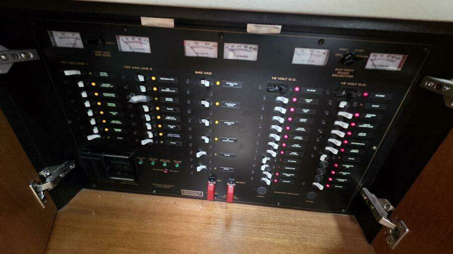 2000 Cruisers Yachts 4450 Express Motor Yacht