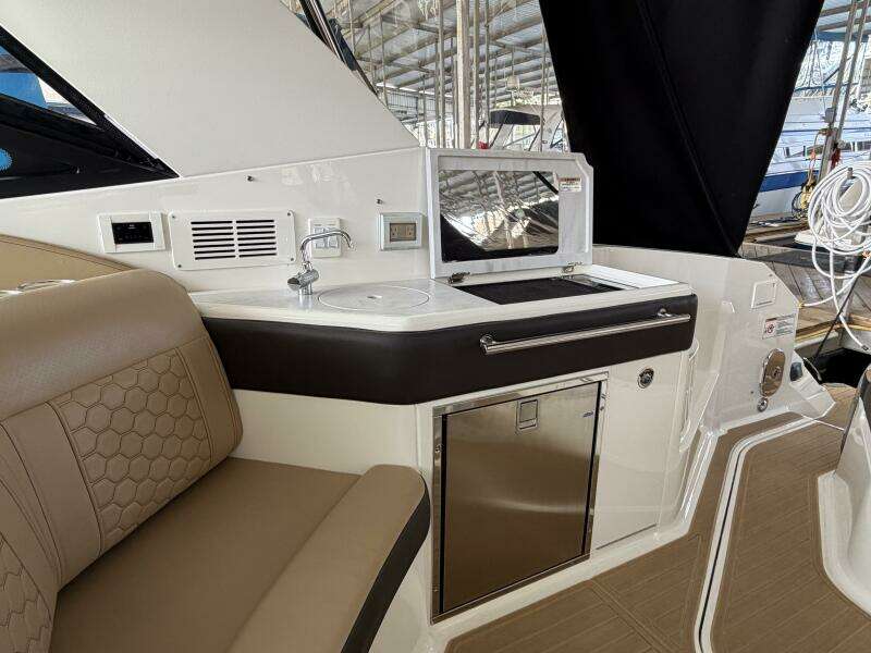 2023 Sea Ray Sundancer 320