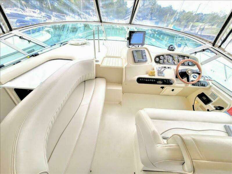 2000 Cruisers Yachts 3672 Express