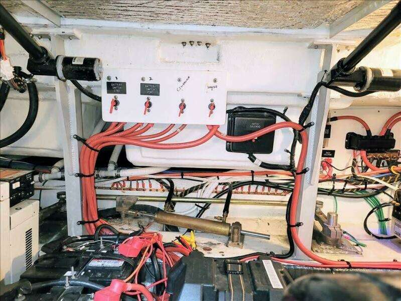 2000 Cruisers Yachts 3672 Express