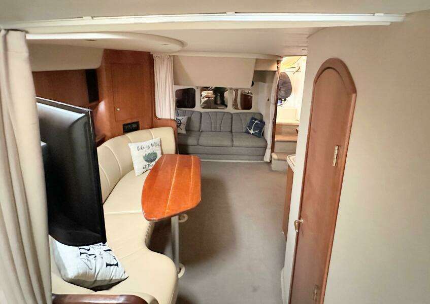 2000 Cruisers Yachts 3672 Express