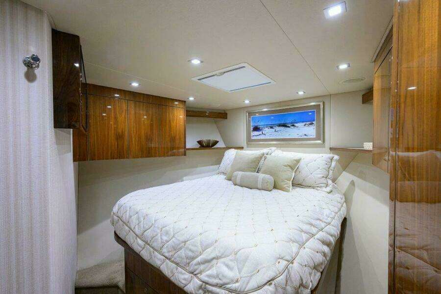 Viking 72 Knot Again - Forward Stateroom
