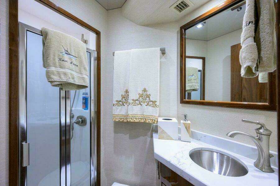Viking 72 Knot Again - Guest Head