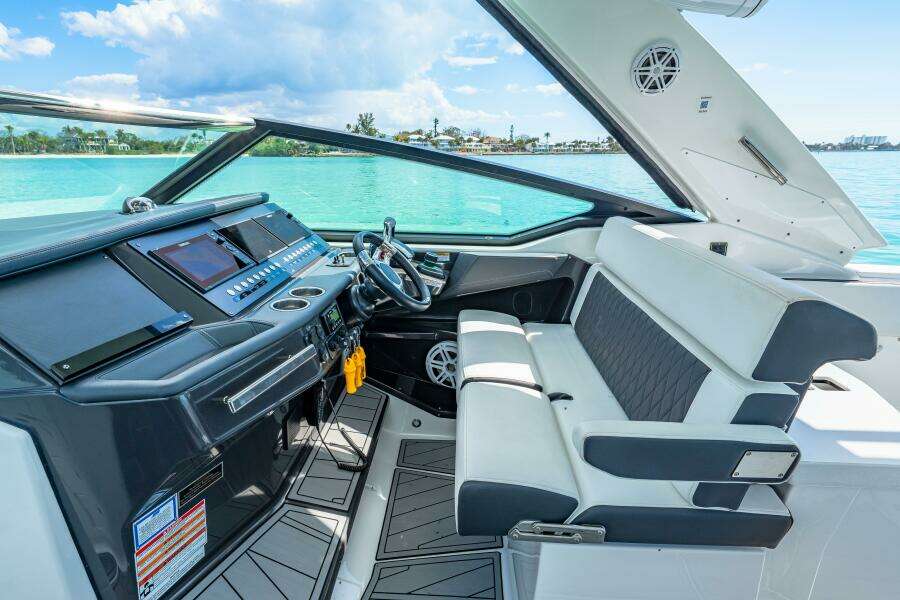 2023 Monterey 385 SS - Helm