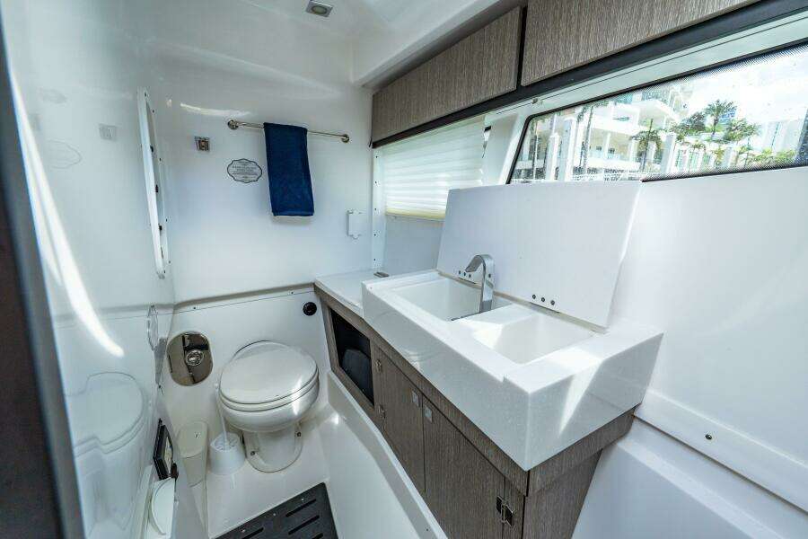 2023 Monterey 385 SS - Head