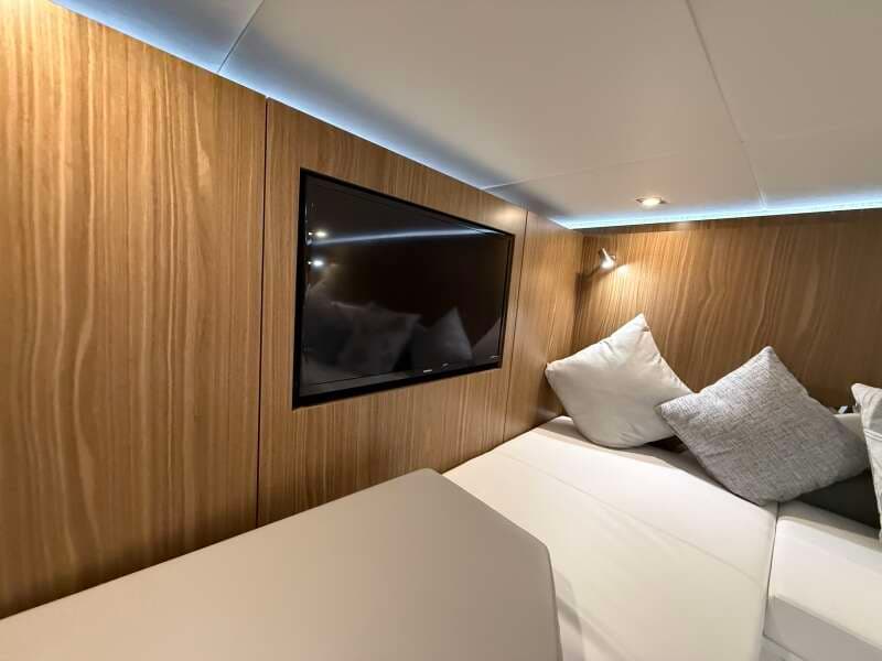 2024 Cruisers Yachts 50 GLS Outboard