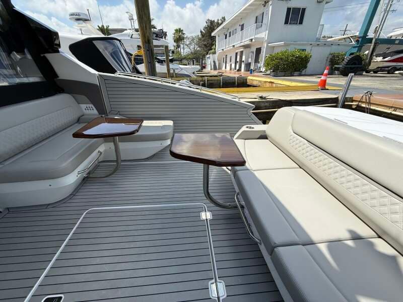 2024 Cruisers Yachts 50 GLS Outboard