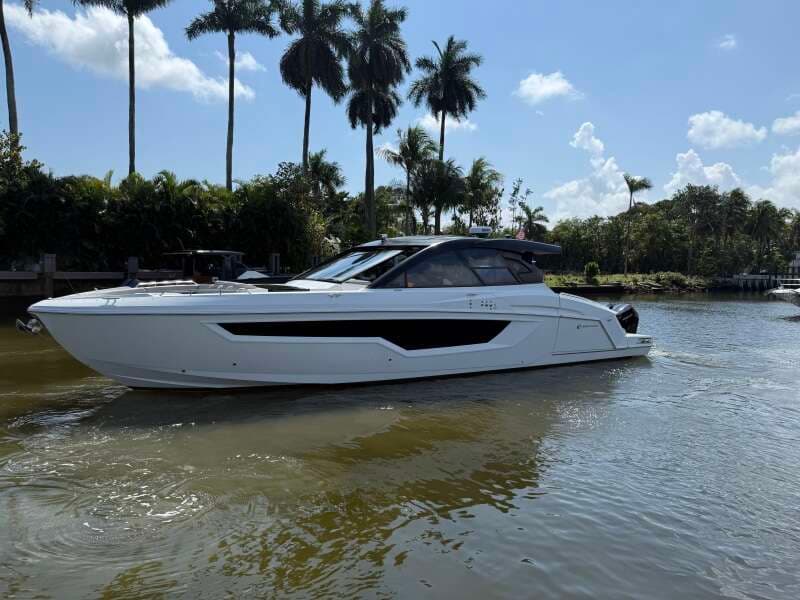 2024 Cruisers Yachts 50 GLS Outboard
