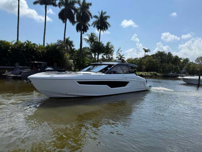 2024 Cruisers Yachts 50 GLS Outboard