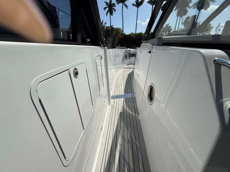 2024 Cruisers Yachts 50 GLS Outboard