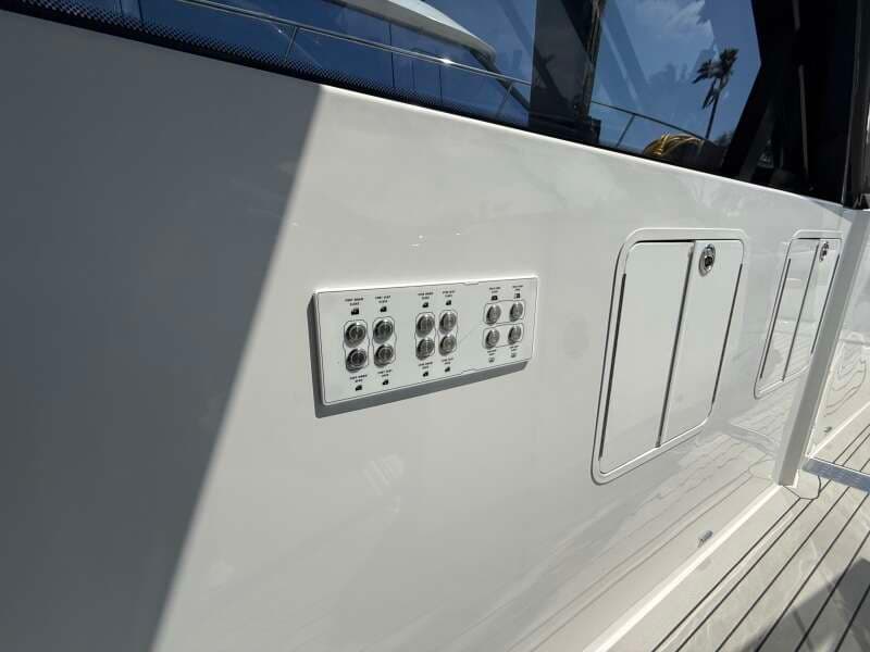 2024 Cruisers Yachts 50 GLS Outboard