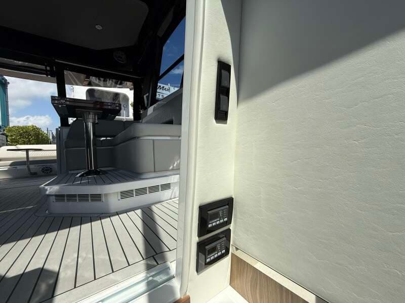 2024 Cruisers Yachts 50 GLS Outboard