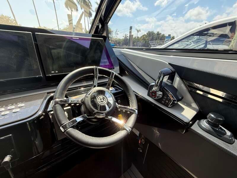 2024 Cruisers Yachts 50 GLS Outboard