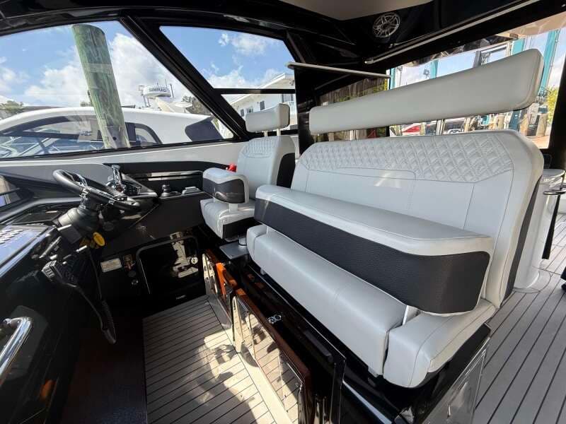 2024 Cruisers Yachts 50 GLS Outboard
