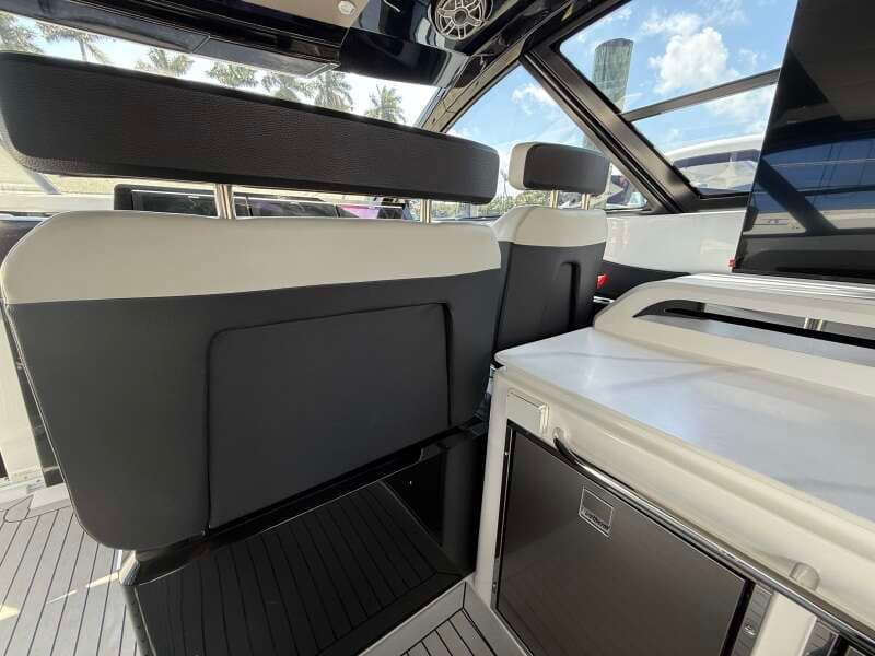 2024 Cruisers Yachts 50 GLS Outboard