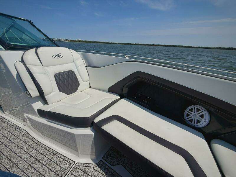 2020 Monterey 29 305SSD