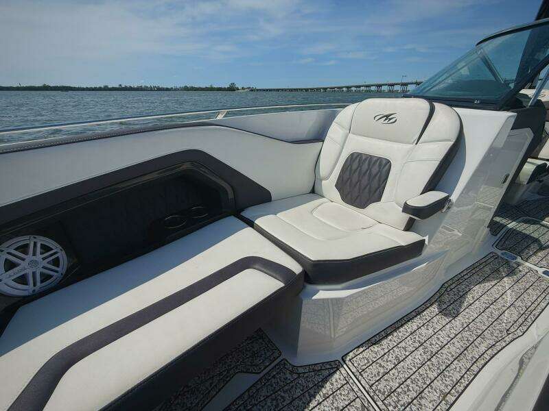 2020 Monterey 29 305SSD