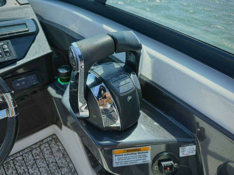 2020 Monterey 29 305SSD