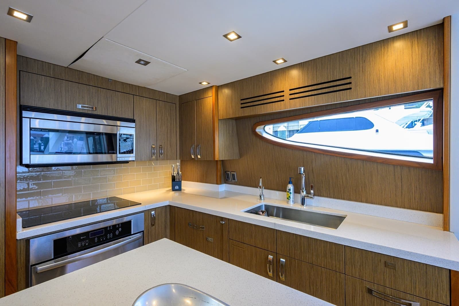 2013 Hatteras 80 Motor Yacht