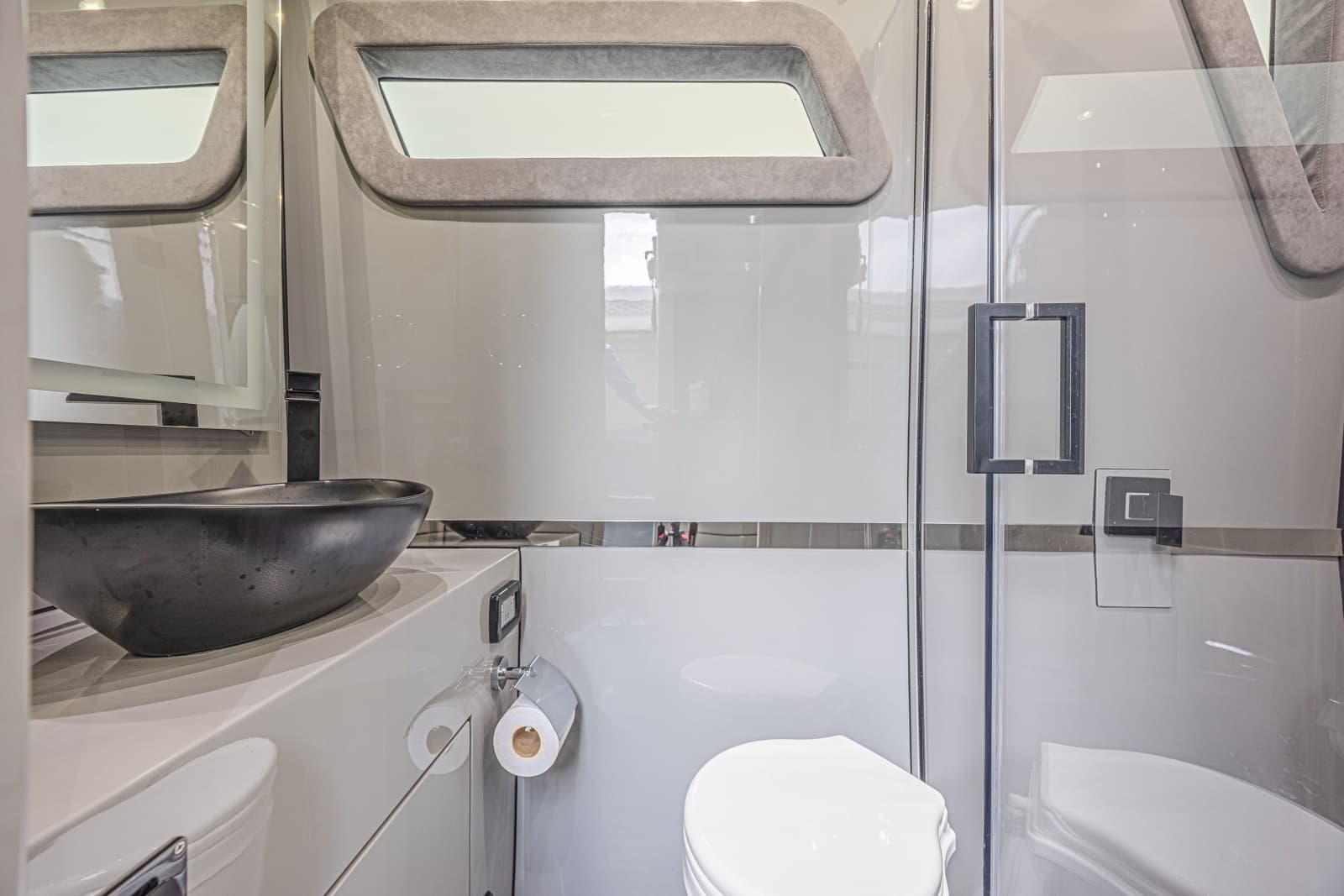 2025 Midnight Express 52 Vitesse