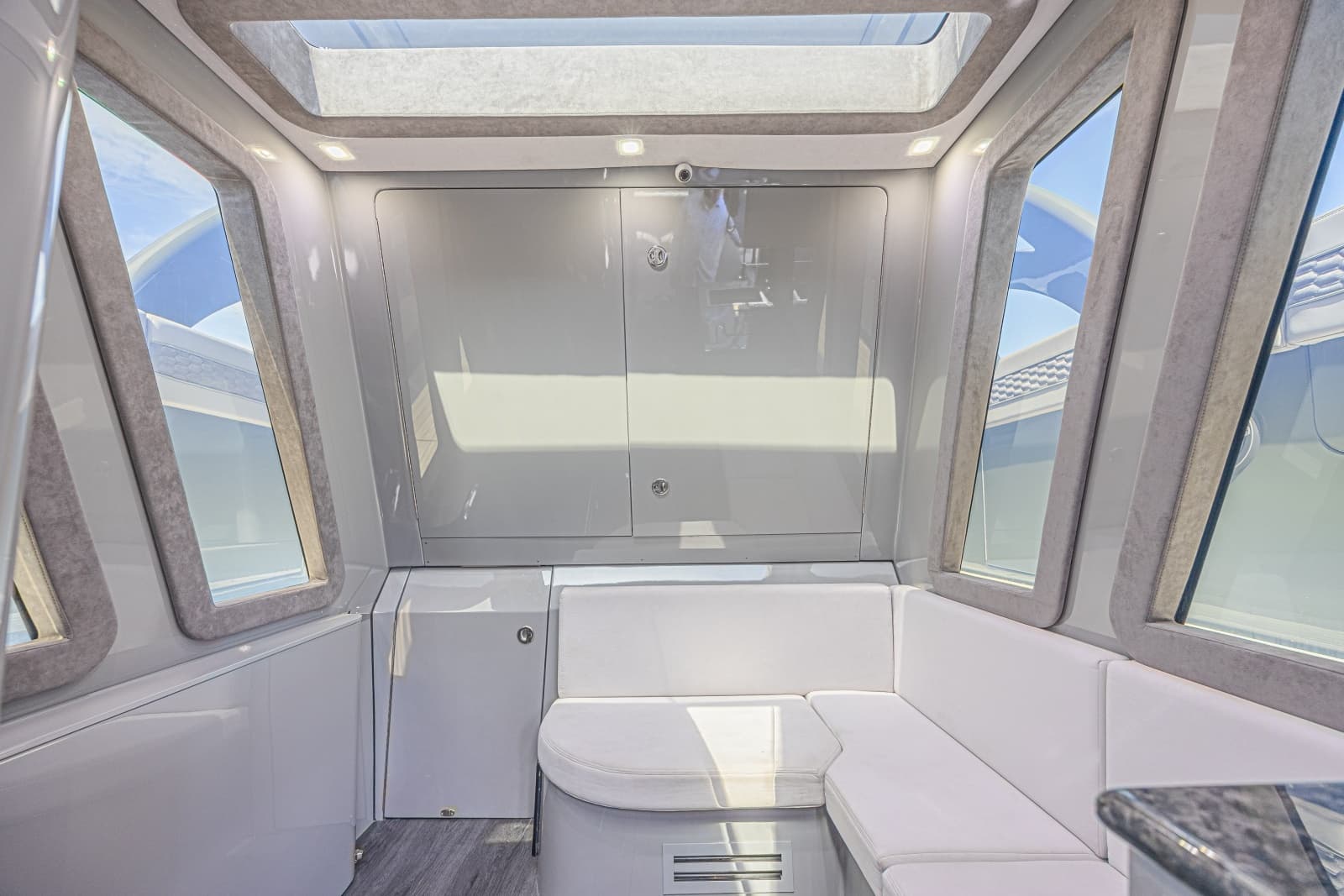 2025 Midnight Express 52 Vitesse