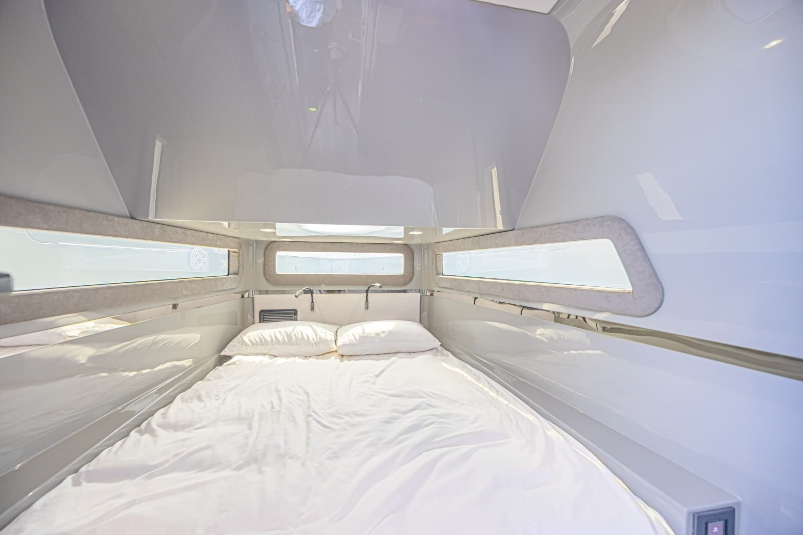 2025 Midnight Express 52 Vitesse