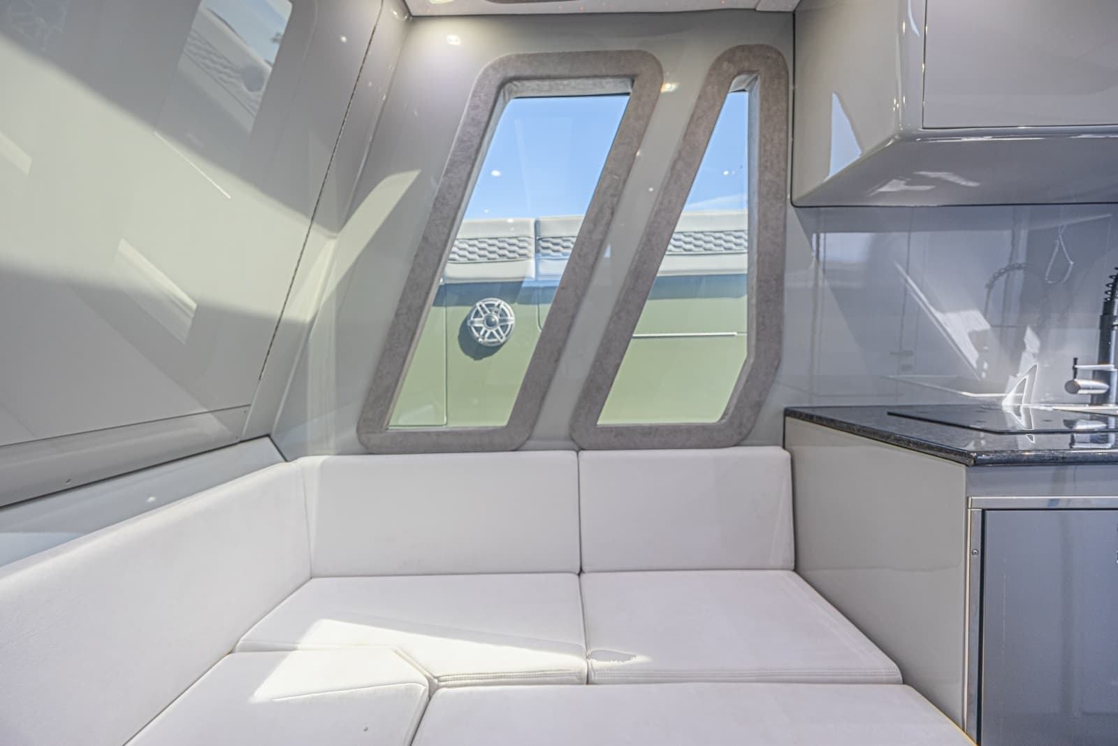 2025 Midnight Express 52 Vitesse