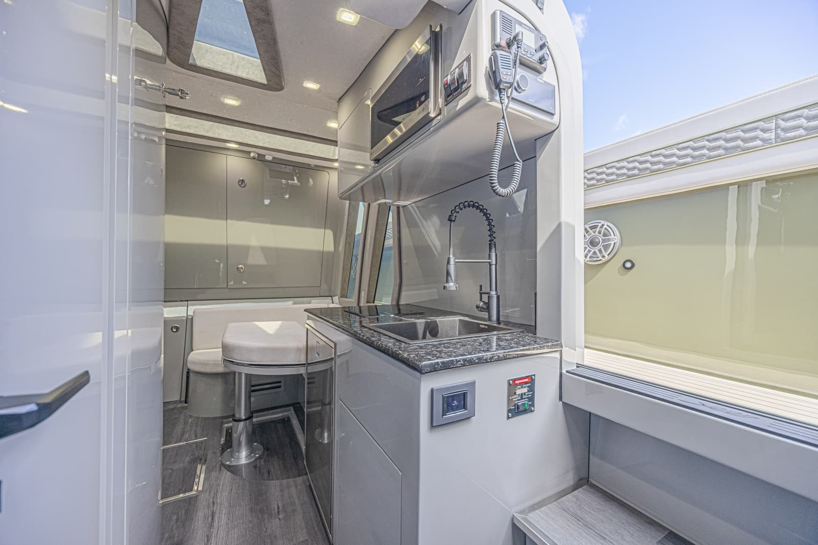 2025 Midnight Express 52 Vitesse