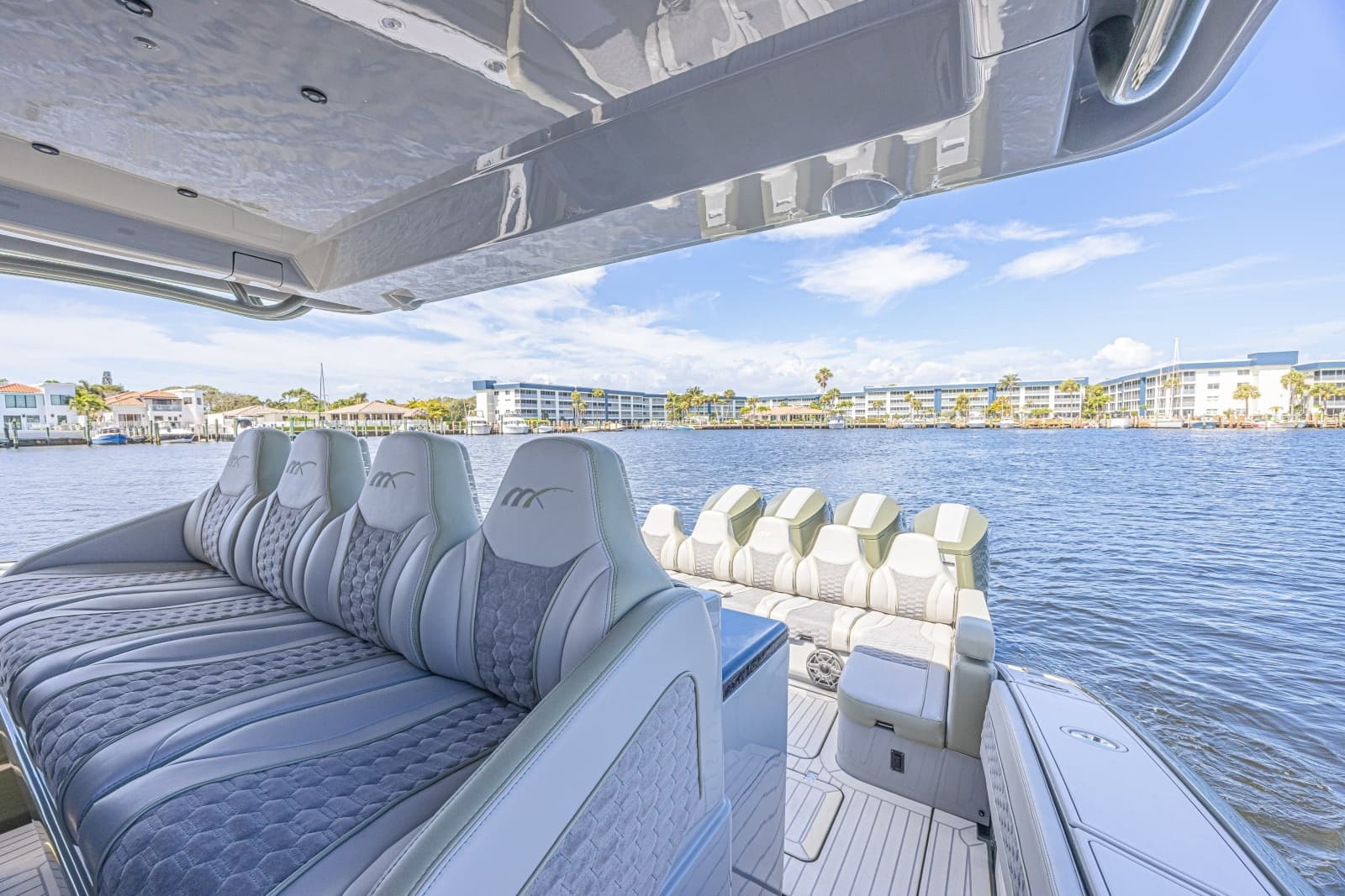 2025 Midnight Express 52 Vitesse