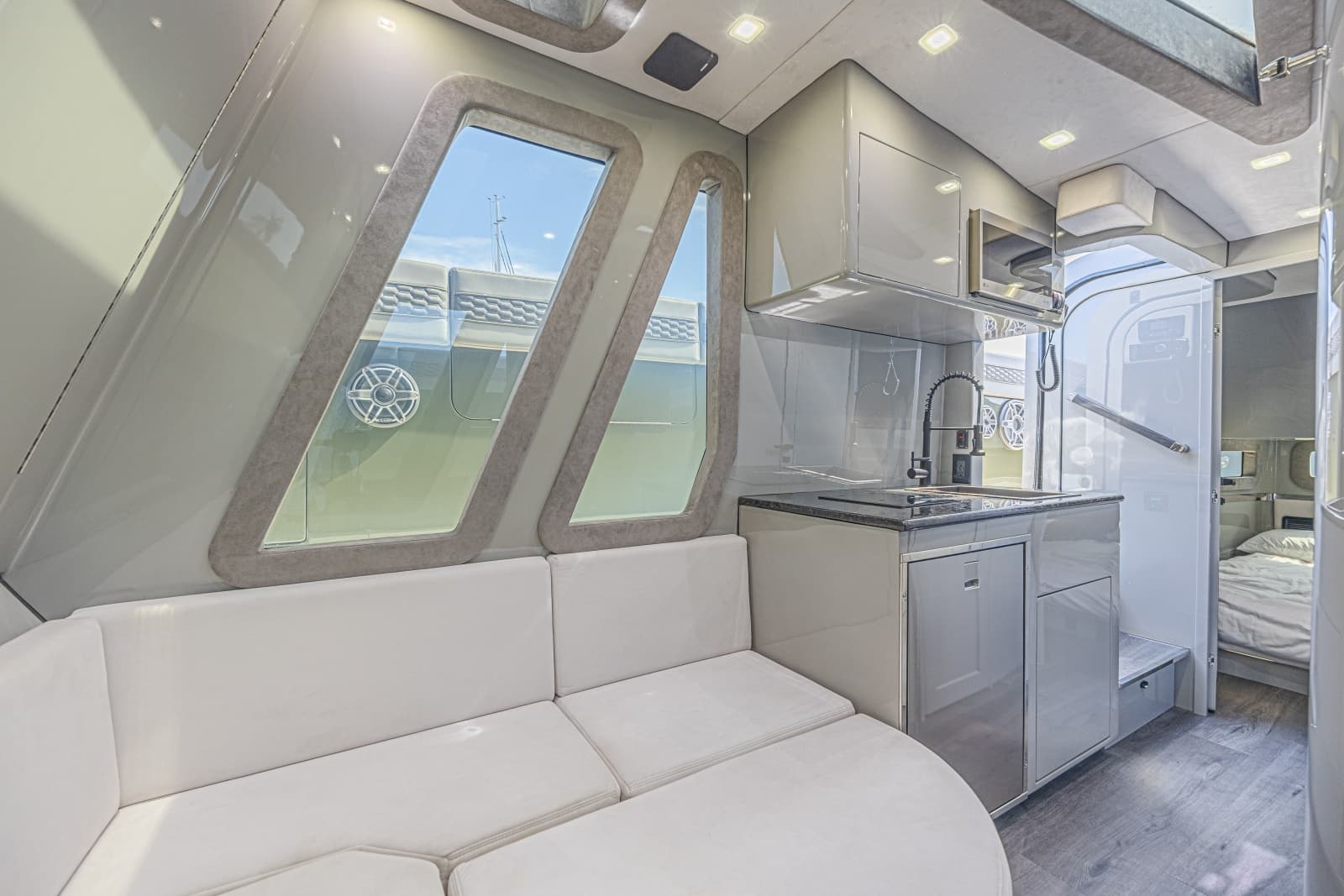 2025 Midnight Express 52 Vitesse