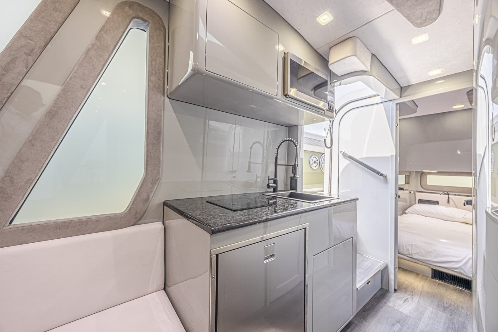 2025 Midnight Express 52 Vitesse