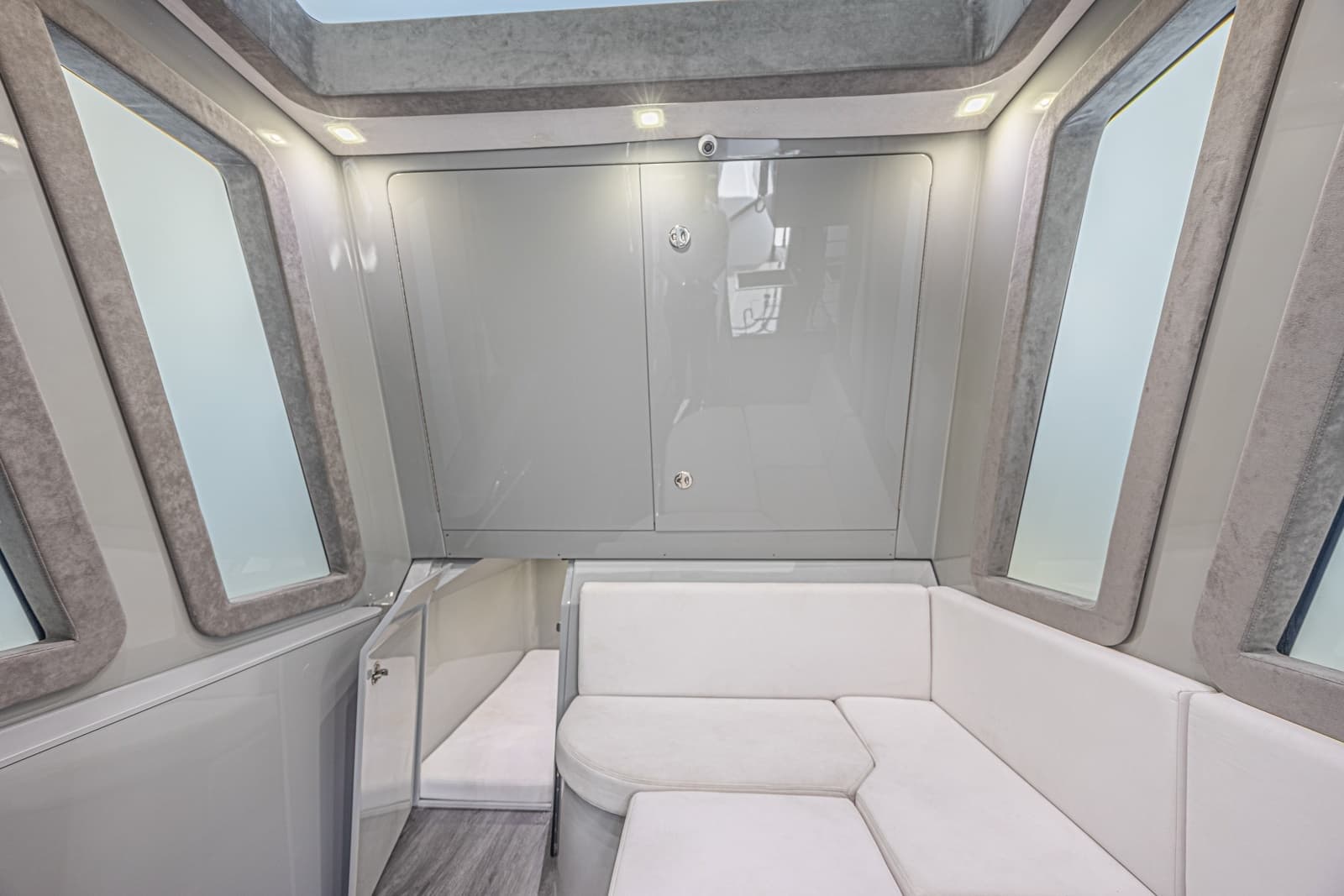 2025 Midnight Express 52 Vitesse