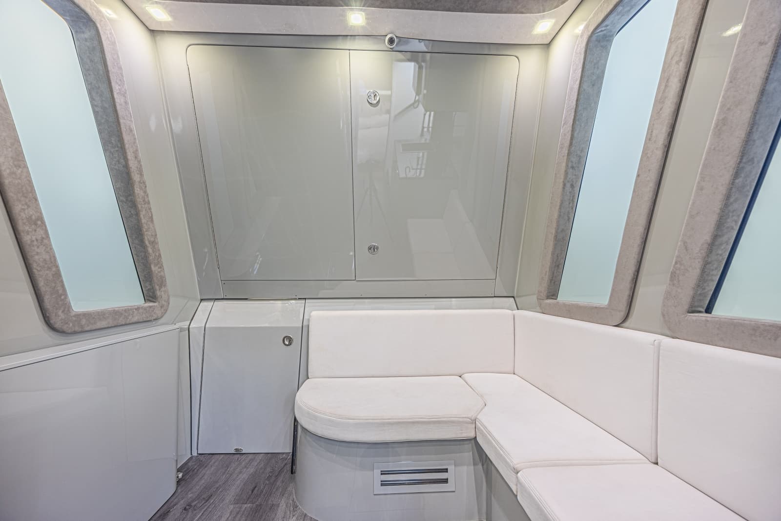 2025 Midnight Express 52 Vitesse