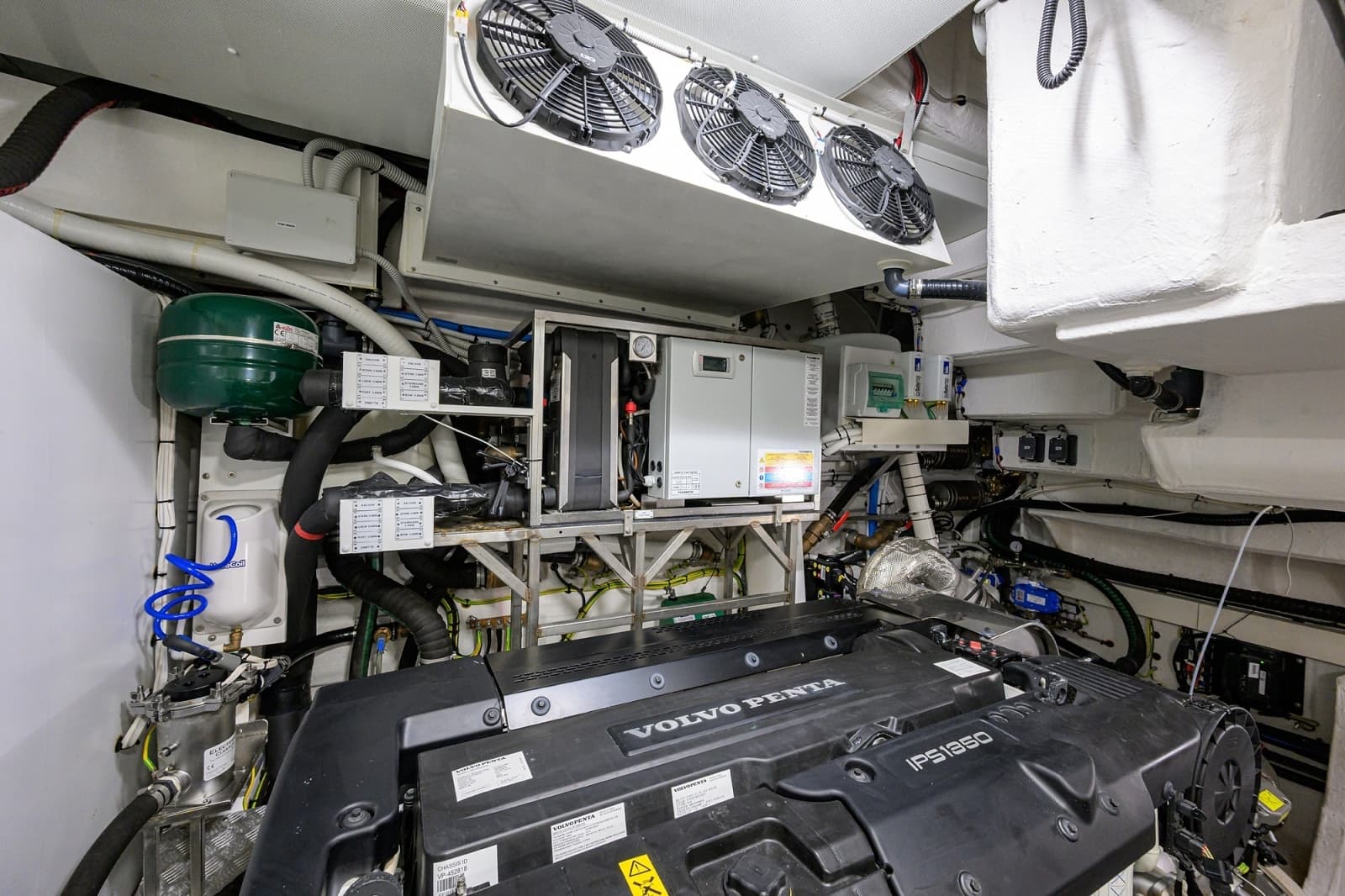 Azimut 78 - DT78 - Engine Room