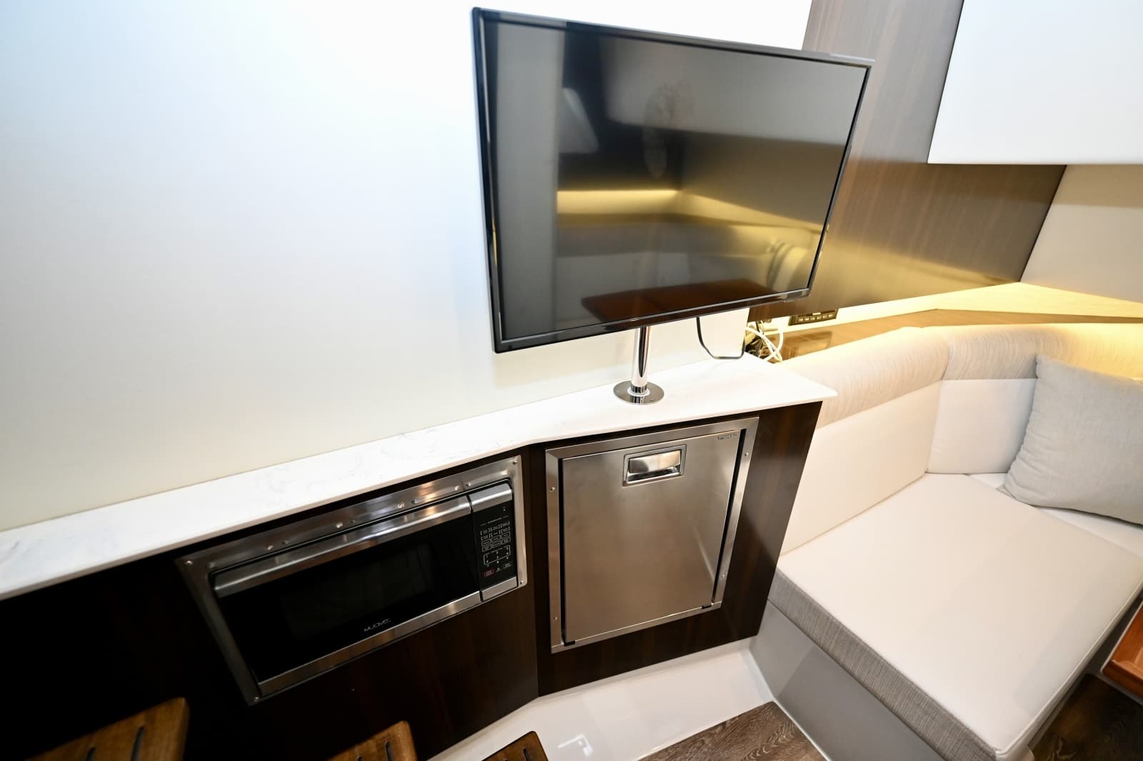 2022 Cruisers Yachts 38 GLS OB