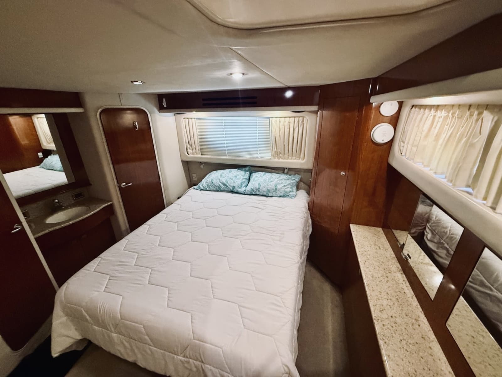 2004 Sea Ray 390 Motor Yacht