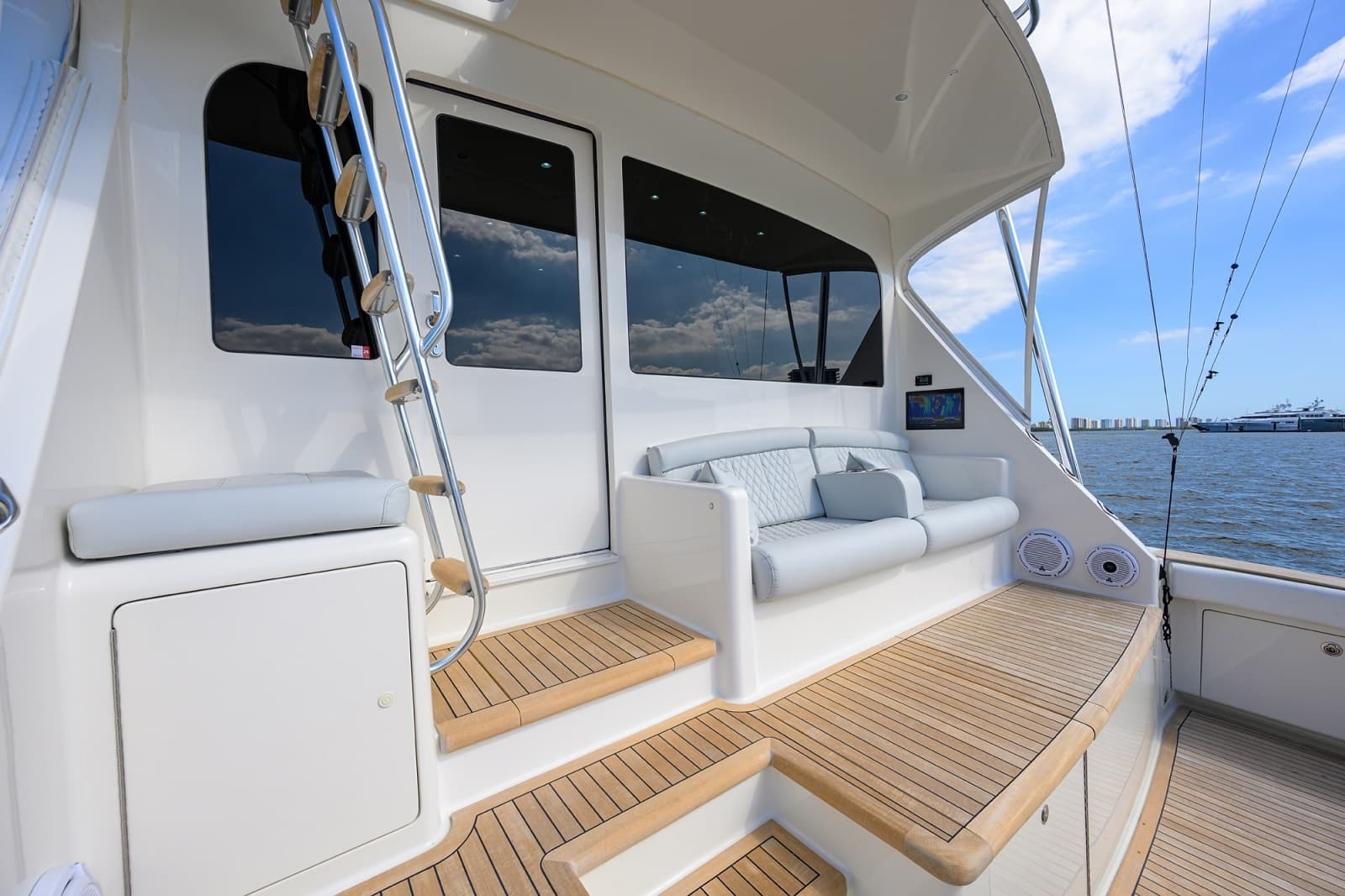 Viking 68 - BLOWFISH3 - Mezzanine Seating 