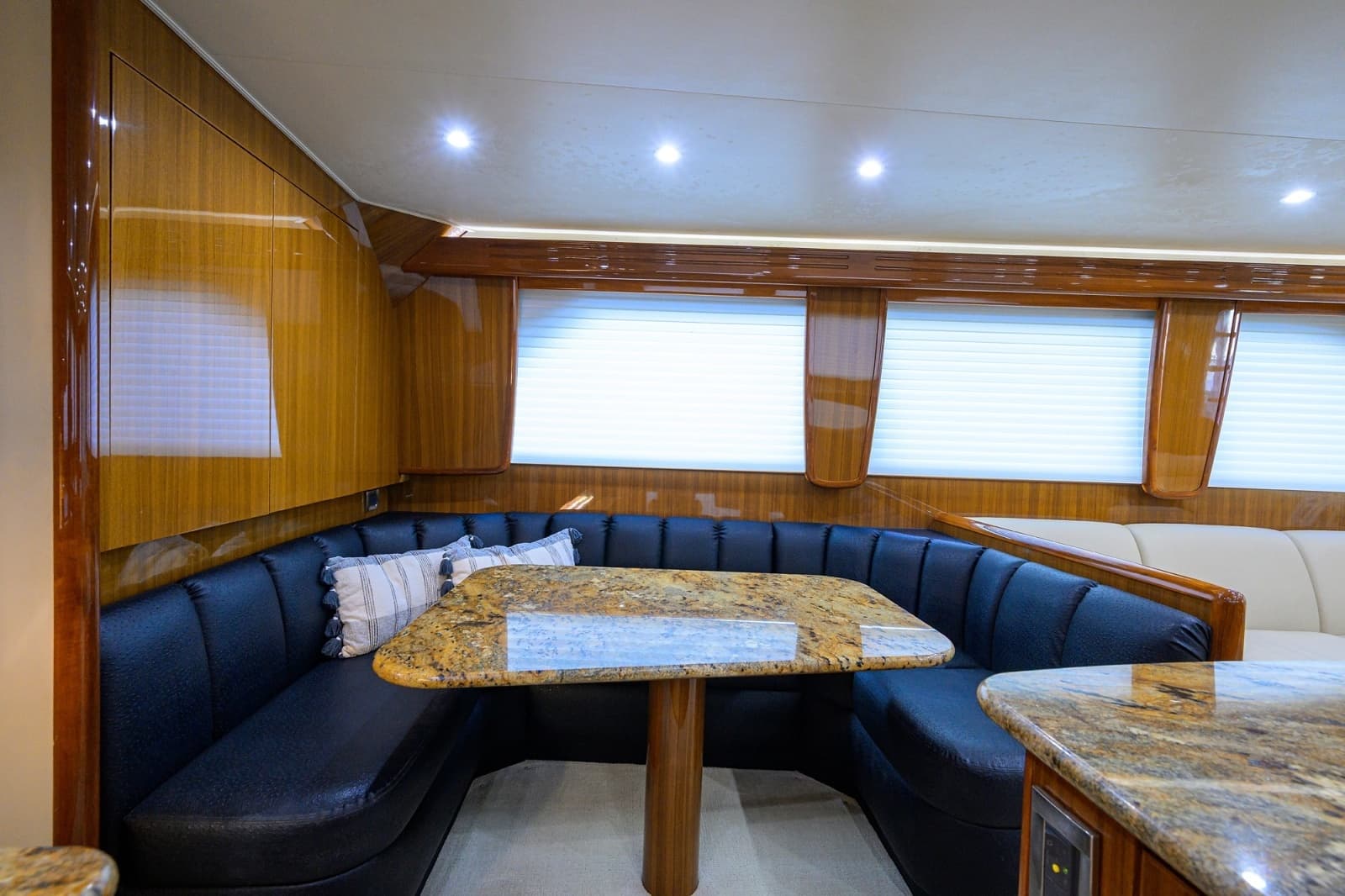 Viking 68 - BLOWFISH3 - Dinette