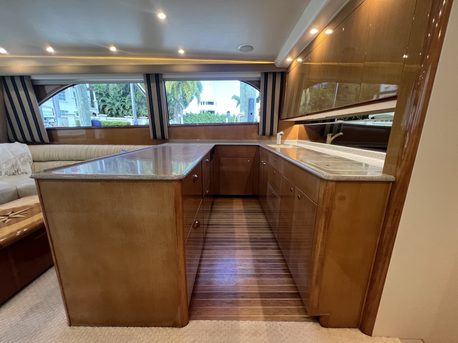 Viking 52 LET IT RAIN - Salon/Galley