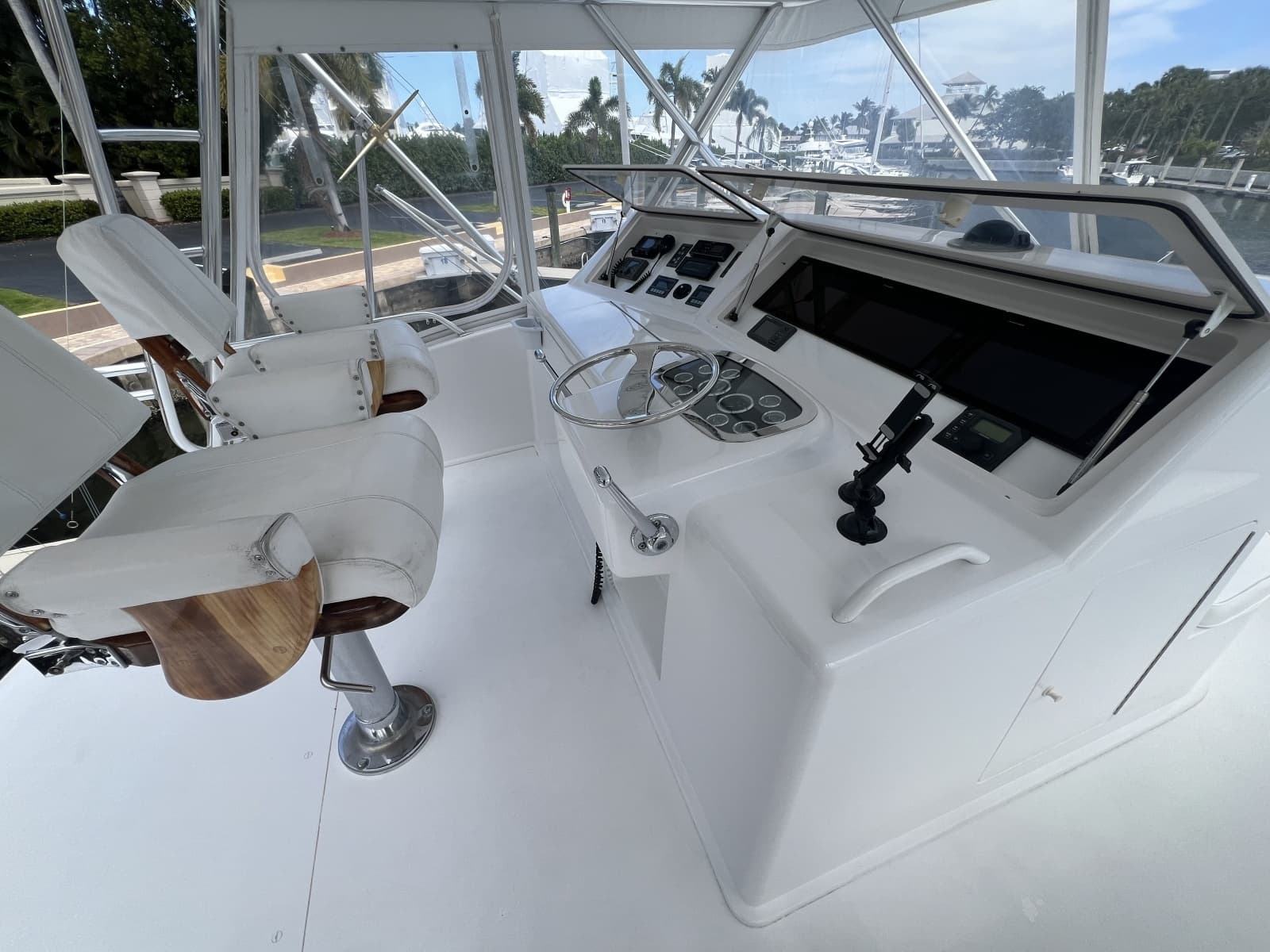 Viking 52 LET IT RAIN - Cockpit