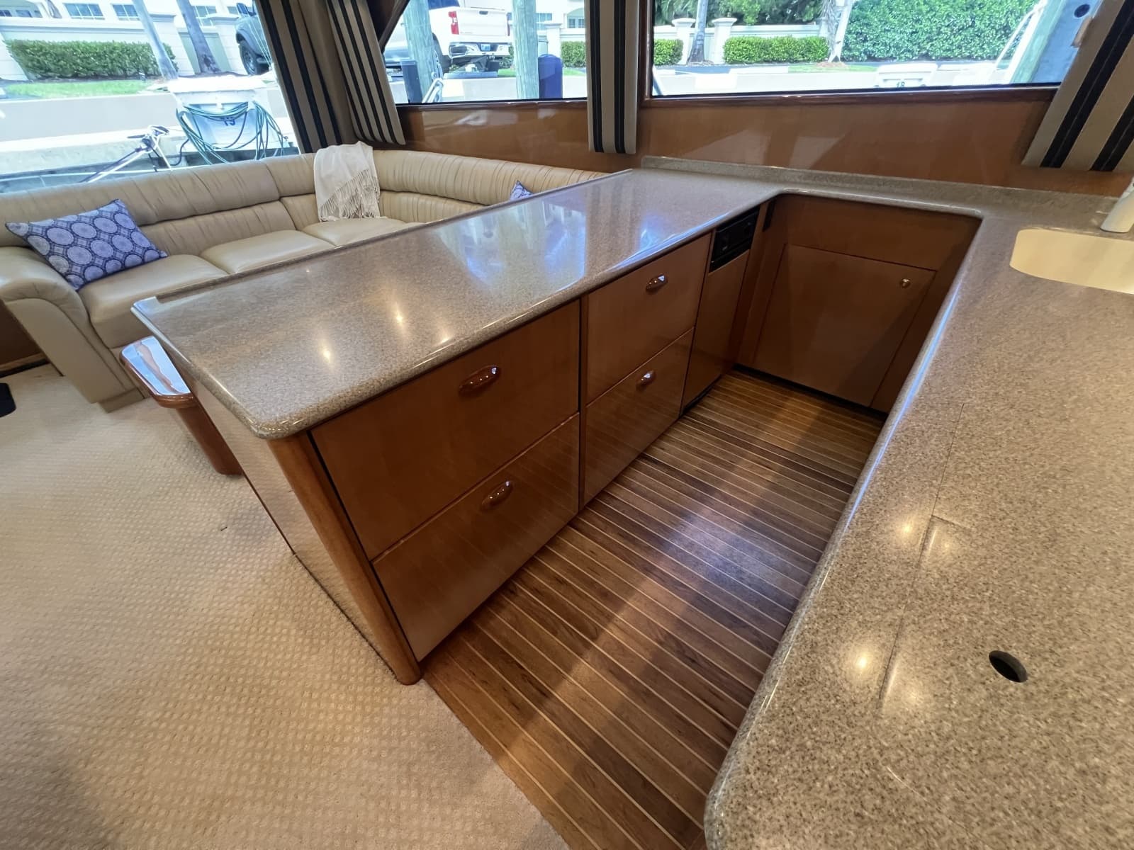 Viking 52 LET IT RAIN - Salon/Galley