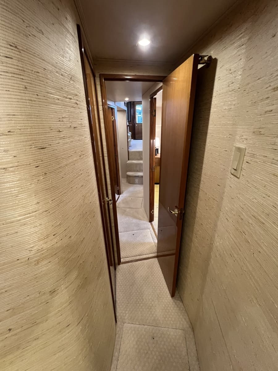 Viking 52 LET IT RAIN - Companionway