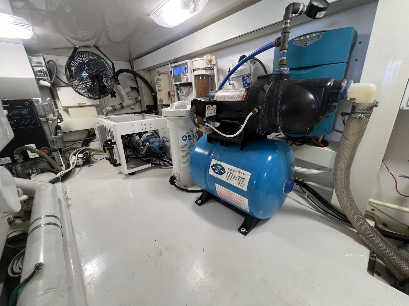 Viking 52 LET IT RAIN - Engine Room