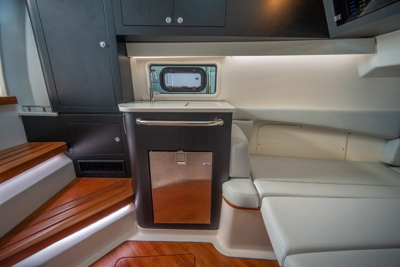 Boston Whaler 380 Realm -