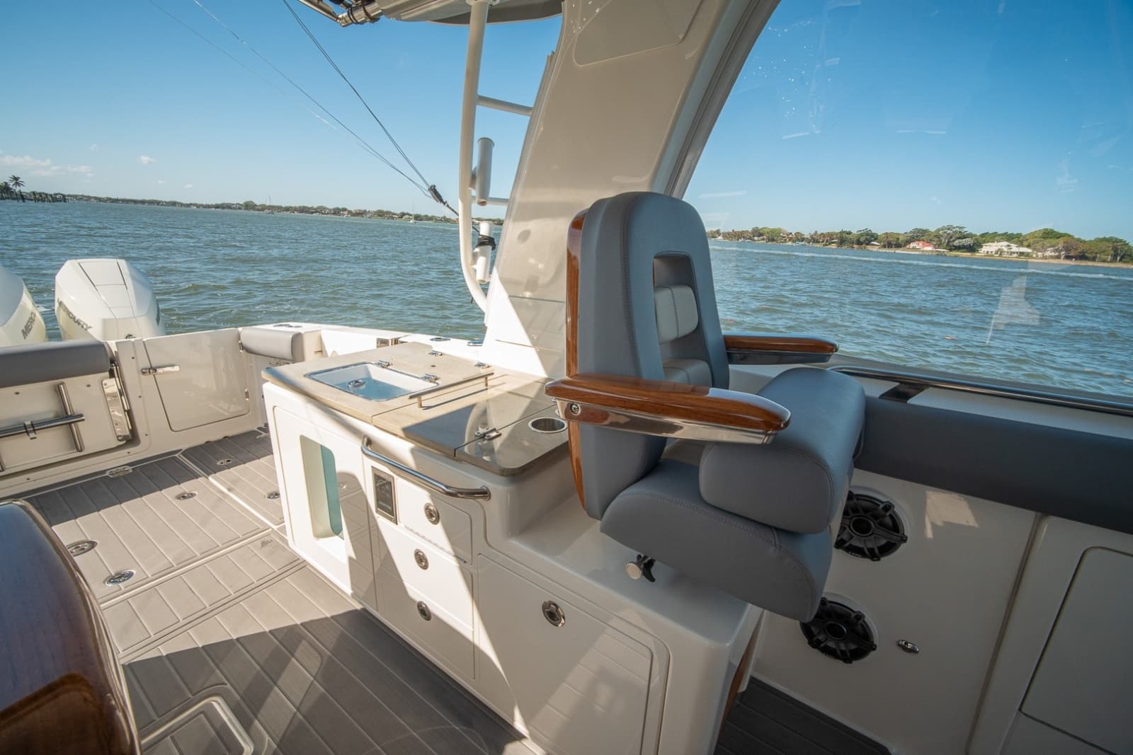 Boston Whaler 380 Realm -