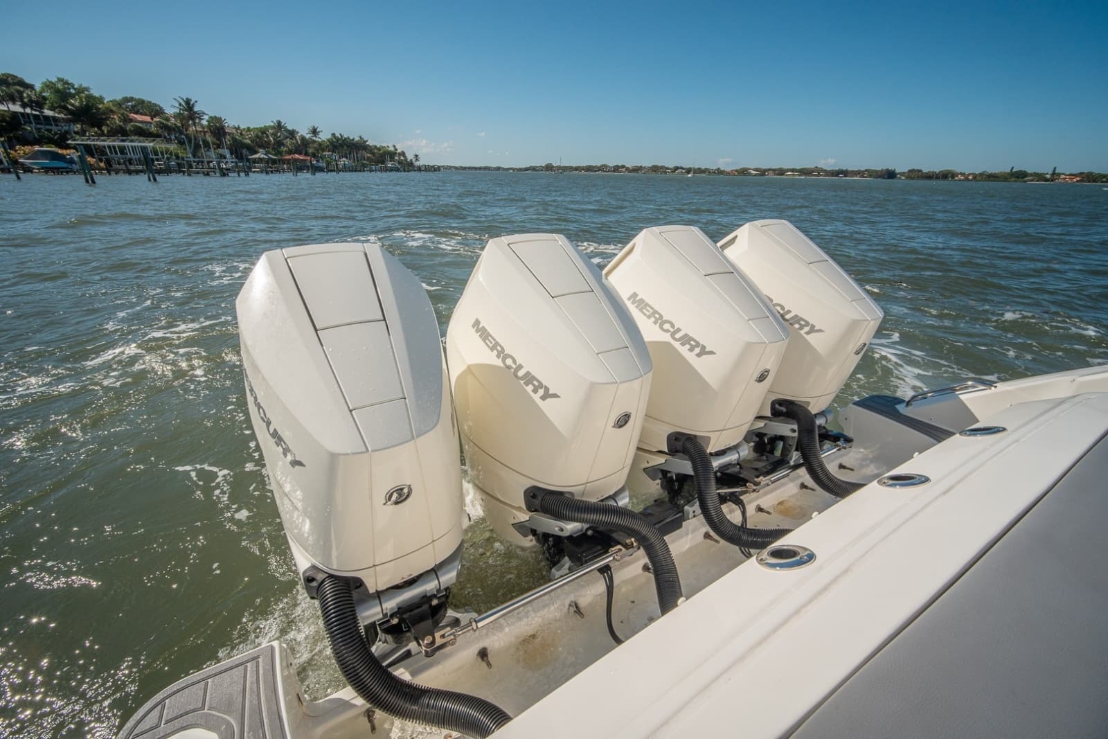 Boston Whaler 380 Realm -