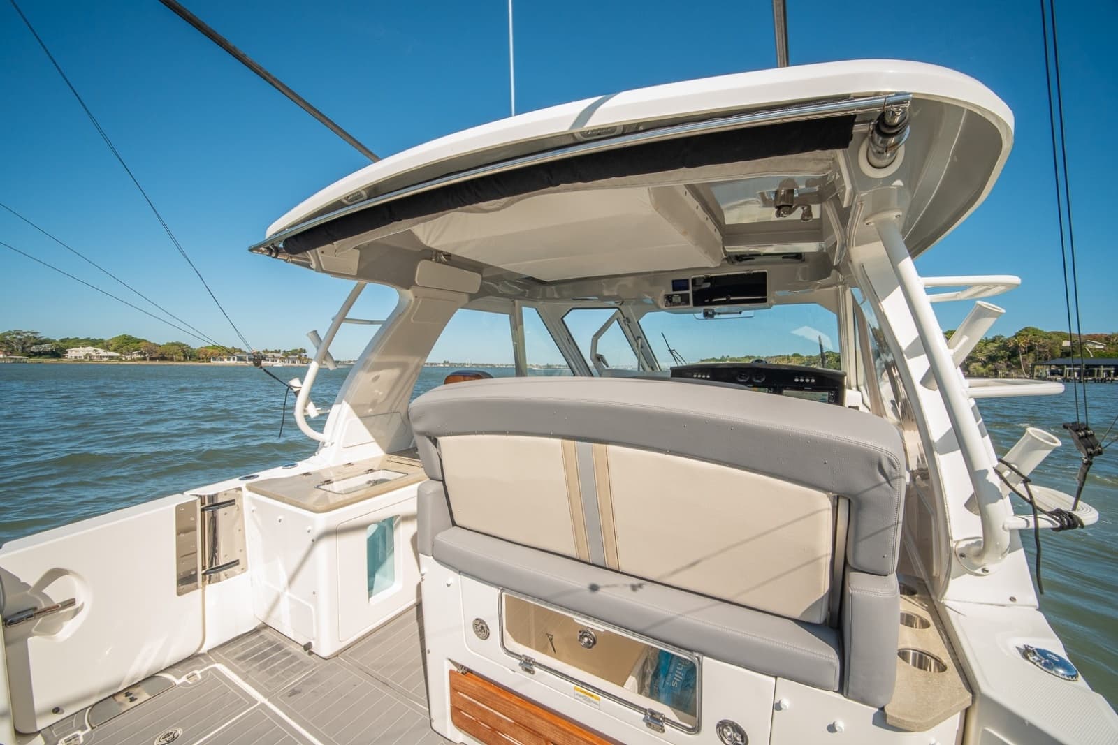 Boston Whaler 380 Realm -