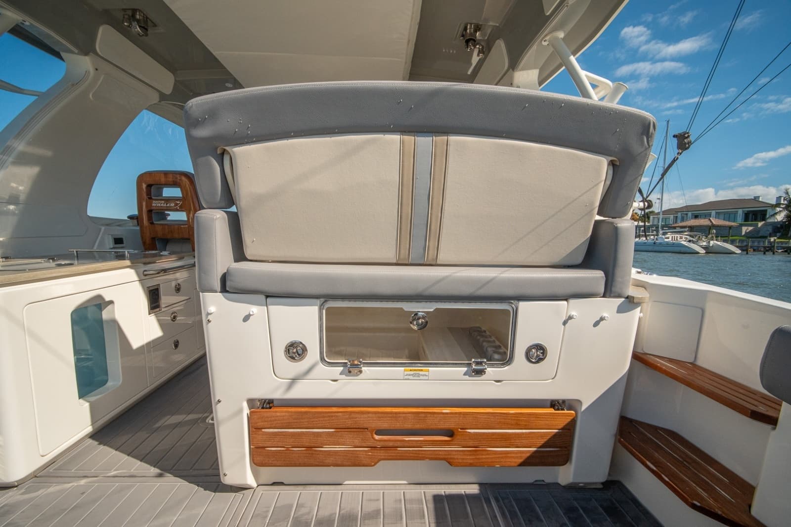 Boston Whaler 380 Realm -