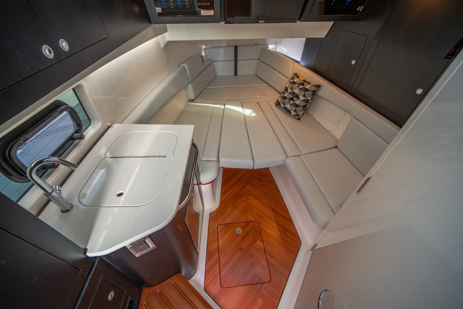 Boston Whaler 380 Realm -