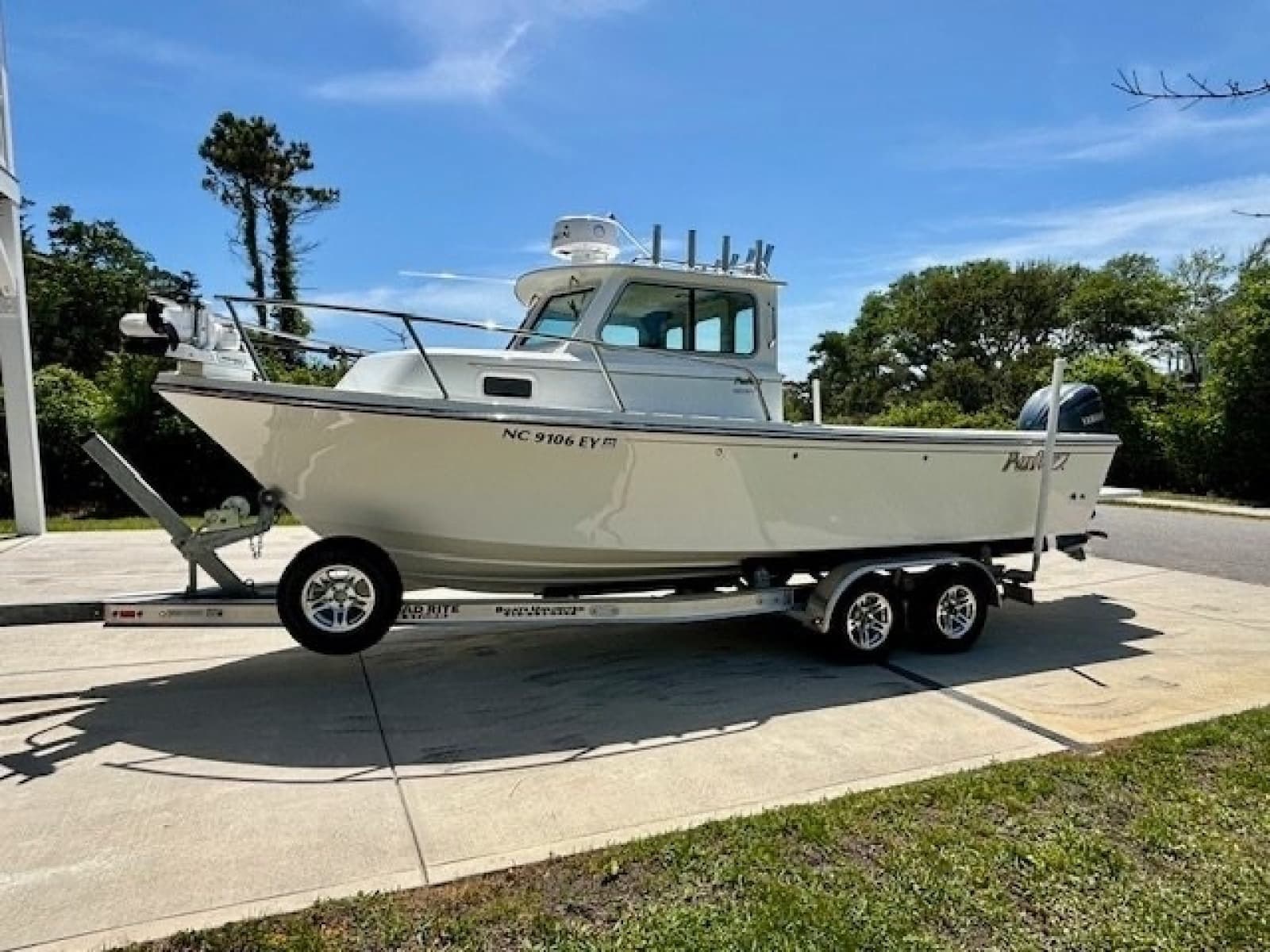 2022 Parker 2320 Sport Cabin